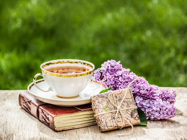 Cerca de la taza de té fragante y lila fresca