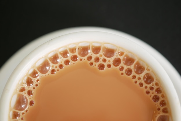 Cerca de una taza de té con leche en la mesa