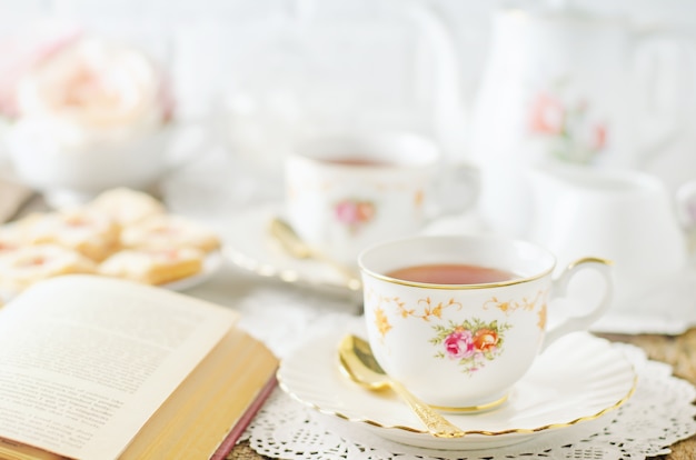 Cerca de la taza de té en la mesa con tono vintage