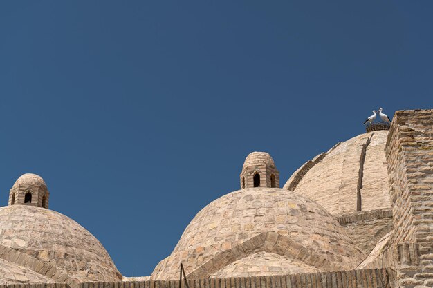 Foto de cerca en el techo de hermosos edificios históricos en bukhara, uzbekistán