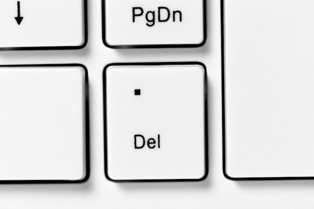 Cerca de un teclado de computadora blanco