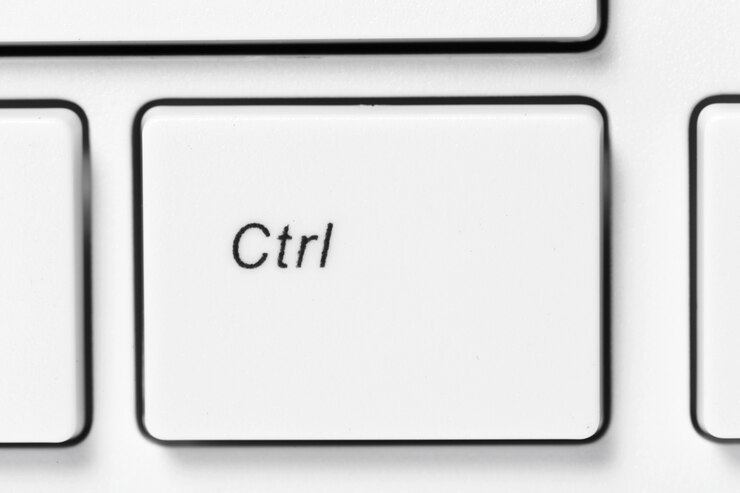 Foto cerca de un teclado de computadora blanco