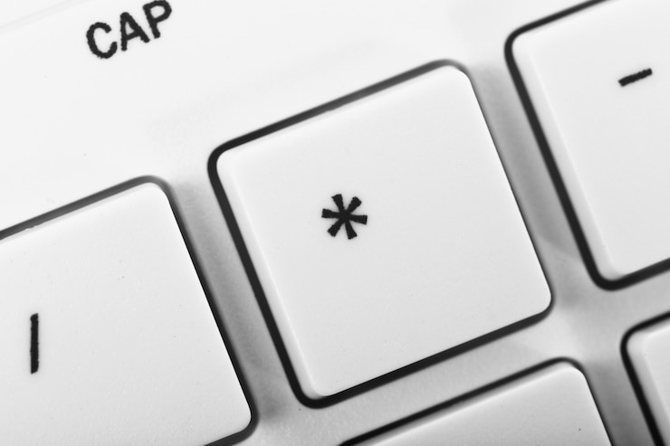Foto cerca de un teclado de computadora blanco