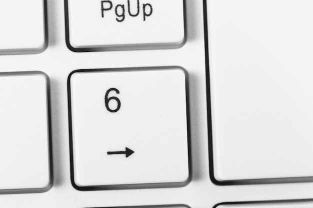 Cerca de un teclado de computadora blanco