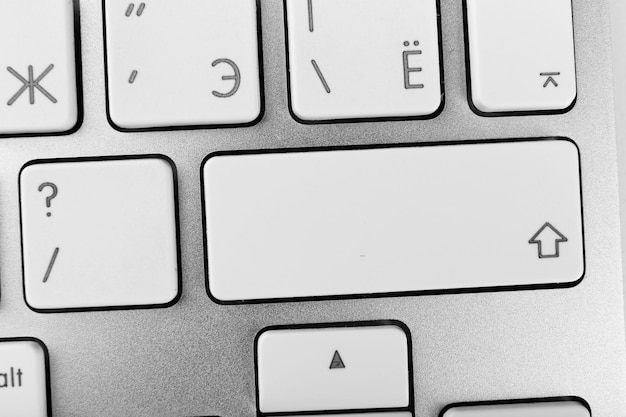 Cerca del teclado de la computadora portátil moderna