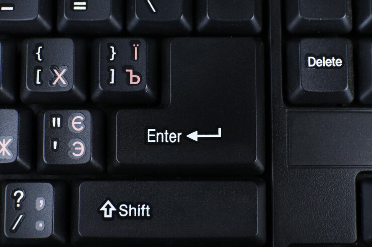 Foto cerca del teclado de la computadora portátil moderna