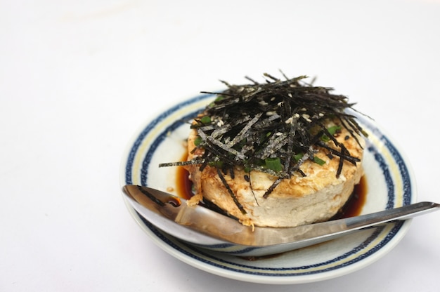 De cerca, tofu agedashi casero con salsa de soja