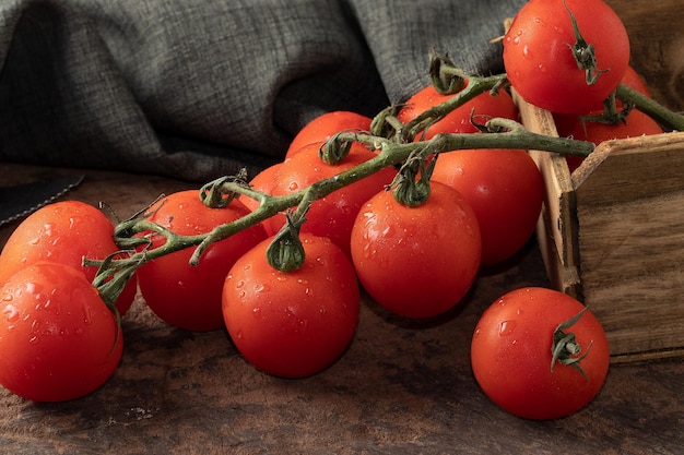 Cerca de tomates cherry en rama