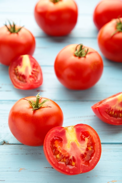 Cerca de tomates rojos maduros