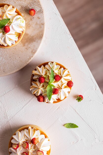 Cerca de tortas de limón con bayas