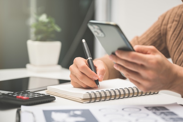 Foto cerca del trabajo manual de personas con calculadora para negocios y finanzas.