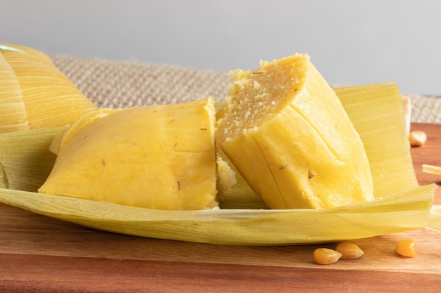 Foto cerca de la tradicional pamonha de aperitivo de maíz brasileño.