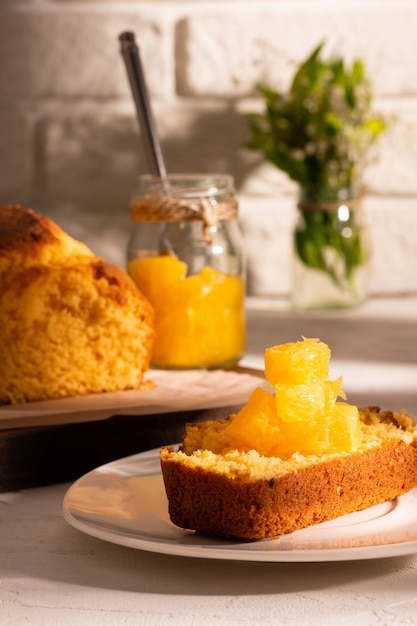 Cerca de un trozo de tarta de naranja con mermelada