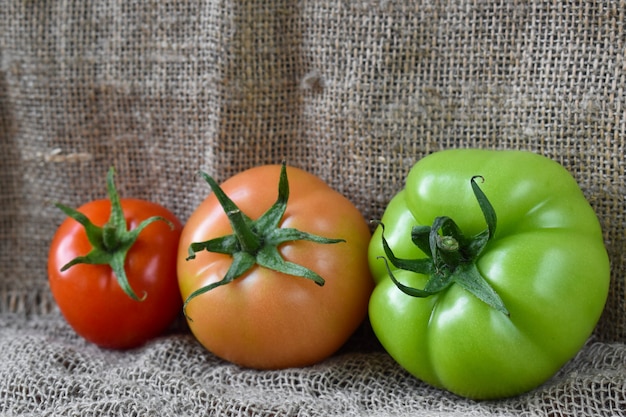 Foto cerca de una variedad de tomates