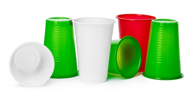 Cerca de vasos de plástico para bebidas aisladas en blanco