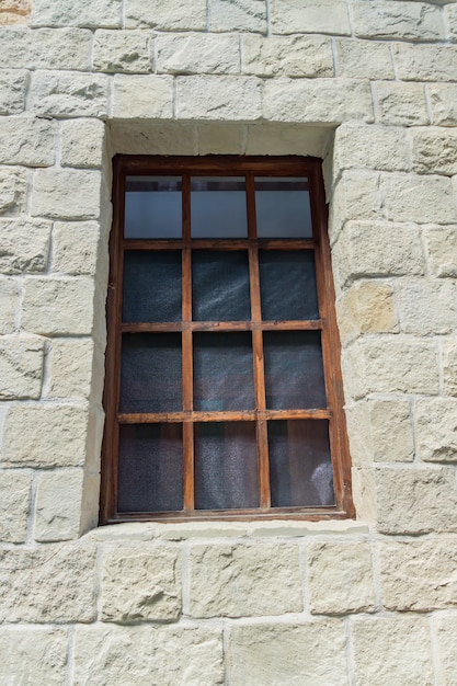 Cerca de una ventana de madera en pared blanca