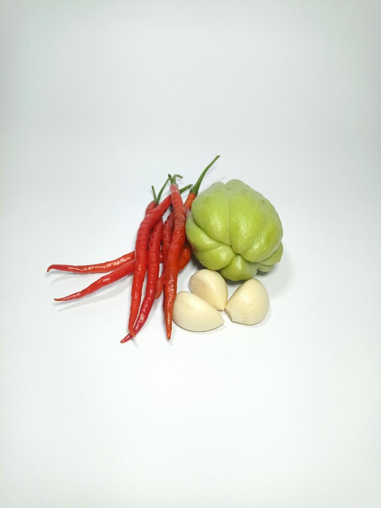 cerca de las verduras chile rojo ajo chayote verde