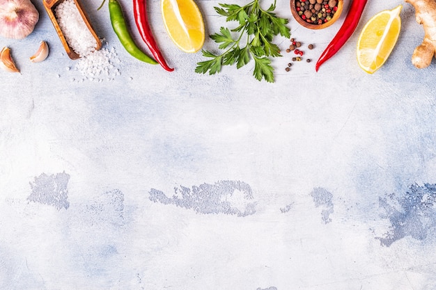 Foto cerca de verduras, especias y hierbas para cocinar