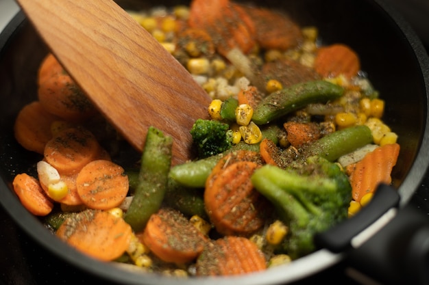 Cerca de verduras en una sartén