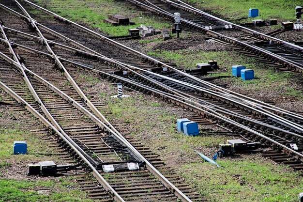 Cerca de las vías del tren vista superior de cerca