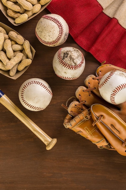 Cerca del viejo equipo de béisbol desgastado sobre un fondo de madera.