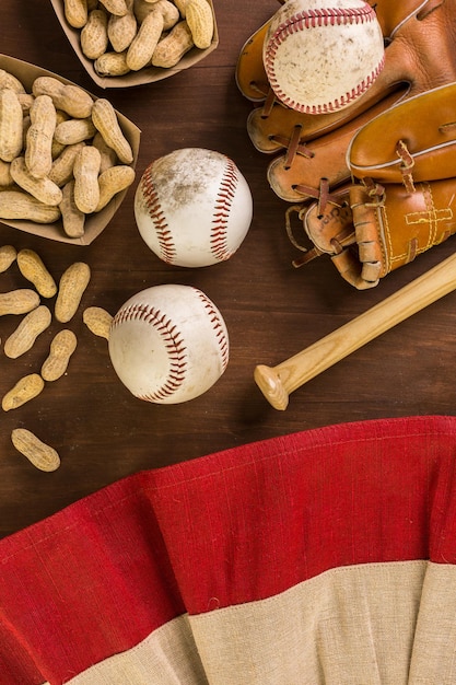 Cerca del viejo equipo de béisbol desgastado sobre un fondo de madera.