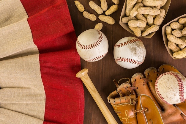 Cerca del viejo equipo de béisbol desgastado sobre un fondo de madera.