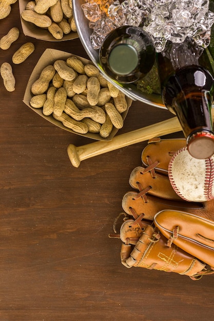 Cerca del viejo equipo de béisbol desgastado sobre un fondo de madera.