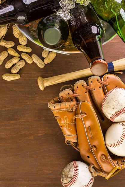 Cerca del viejo equipo de béisbol desgastado sobre un fondo de madera.