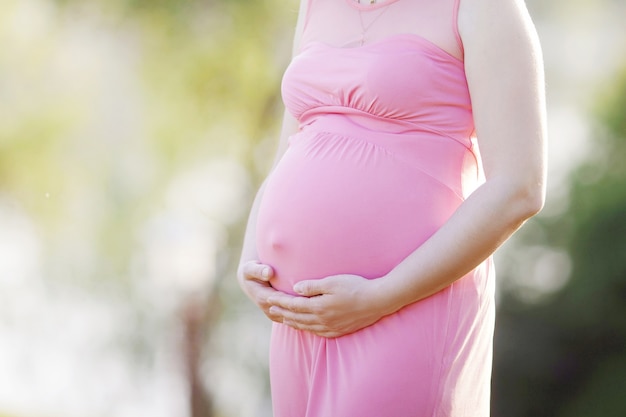 Cerca del vientre embarazado, futura mamá esperando bebé. Concepto de maternidad.