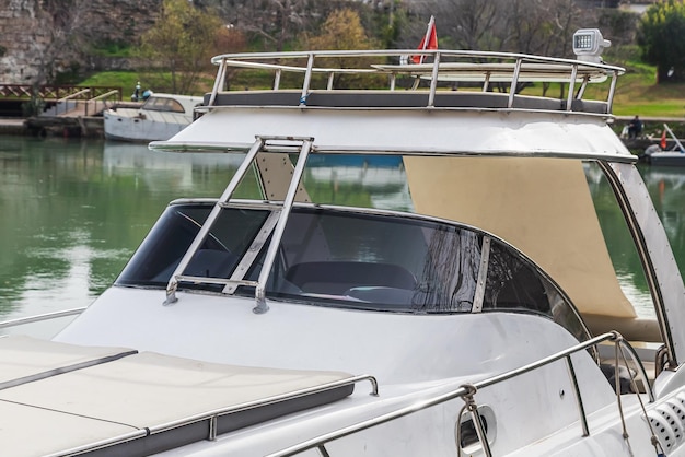 Cerca del yate blanco anclado en la bahía de la antigua ciudad de Side Turquía vista frontal