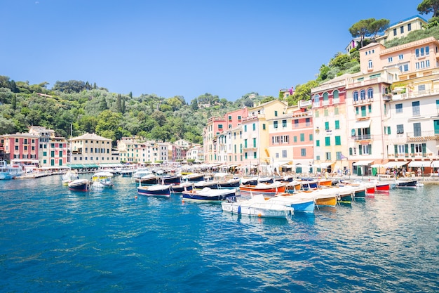 Cerca de la zona de Cinque Terre, Portofino es una de las ciudades más bonitas y de moda.