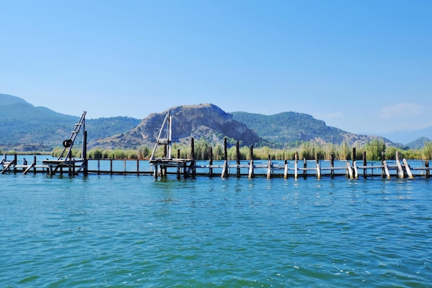 Cercado de piscifactoría en el río