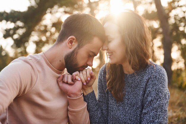 Cercanía de la gente Alegre encantadora pareja joven descansando juntos al aire libre