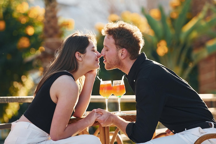 Foto cercanía de la gente feliz pareja joven está juntos en sus vacaciones al aire libre durante el día soleado