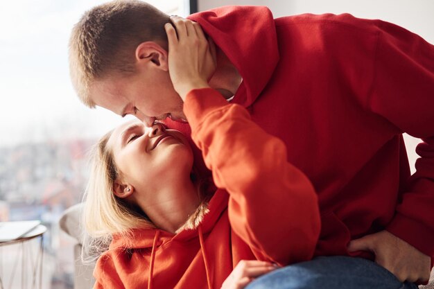 Cercanía de la gente Joven pareja encantadora juntos en casa pasando el fin de semana y las vacaciones juntos