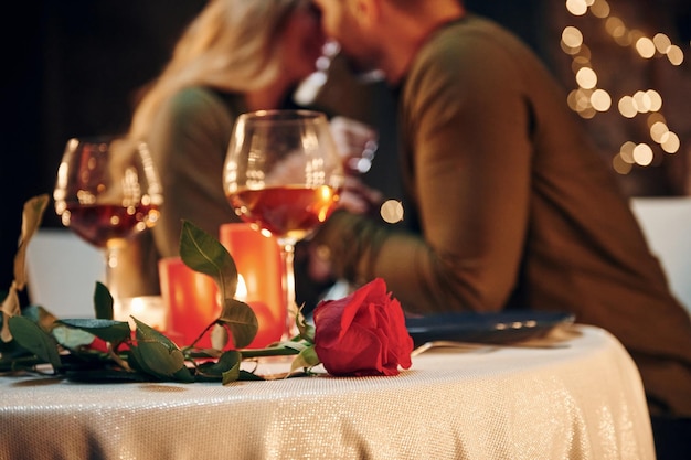 Cercanía de la gente Joven pareja encantadora tiene una cena romántica en el interior juntos