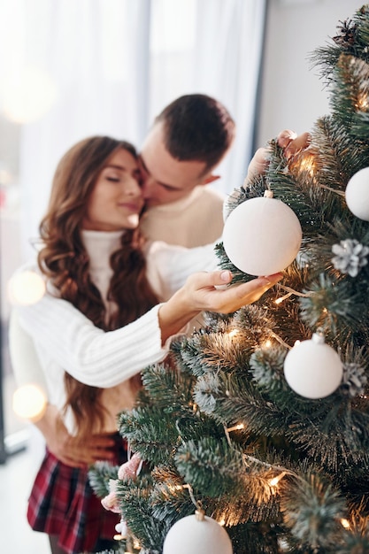 Cercanía de la gente Joven pareja romántica celebra el Año Nuevo juntos en el interior