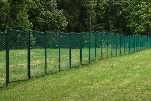 Cercas com corrente em um campo verde