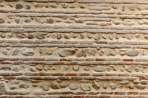 Cercas e paredes de casas em aldeias e cidades da Geórgia são feitas de diferentes tipos de pedra, fundo de pedra natural e textura de pedra.