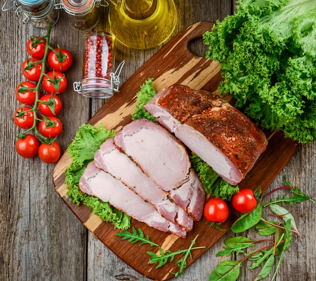 Cerdo al horno en diferentes especias con verduras