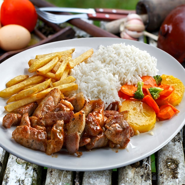 Cerdo con arroz y patatas