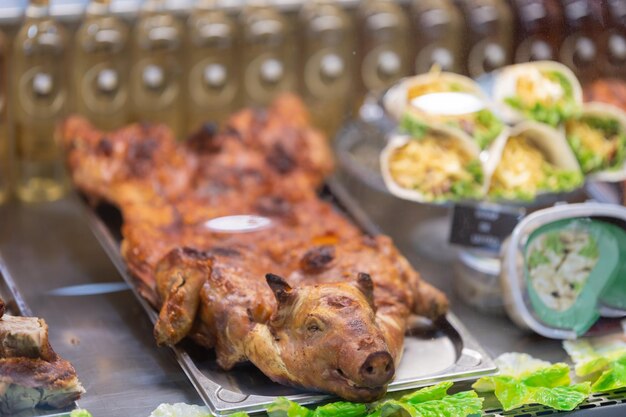 Cerdo asado con cabeza en el mercado