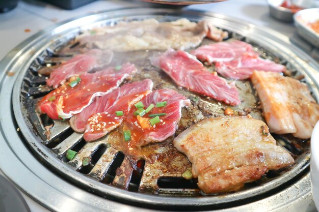 Foto cerdo asado carne de res asada en el horno