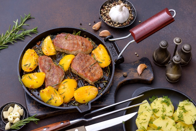 Cerdo cocido con durazno en sartén