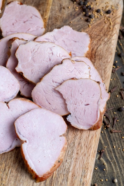 Cerdo cocido con especias en un tablero trozos de carne de cerdo con especias