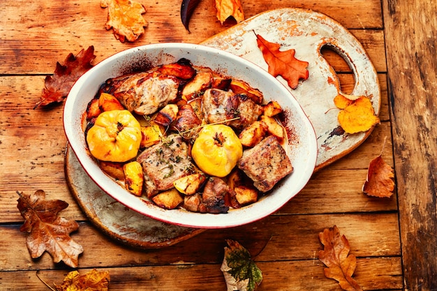 Cerdo cocinado con membrillo de otoño