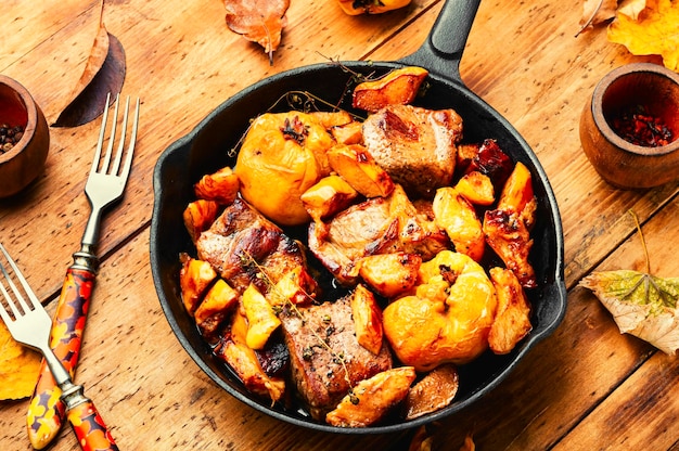 Cerdo cocinado con membrillo de otoño