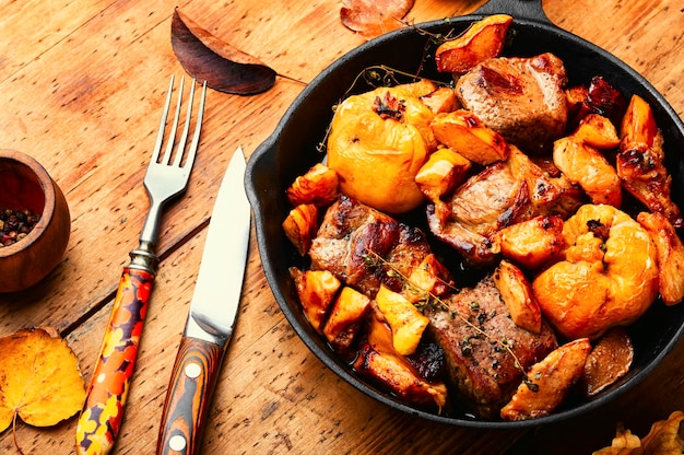 Cerdo cocinado con membrillo de otoño