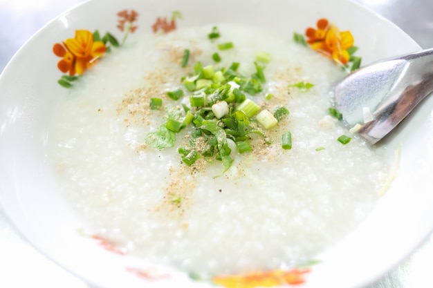 Foto cerdo congee, gachas de arroz, comida tailandesa, comida asiática